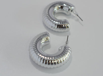 The Ribbed: Earrings in silver or gold