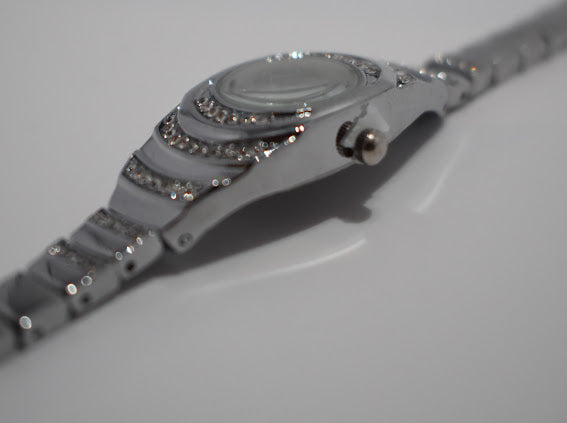 The Pearl: Bracelet watch available in silver or gold