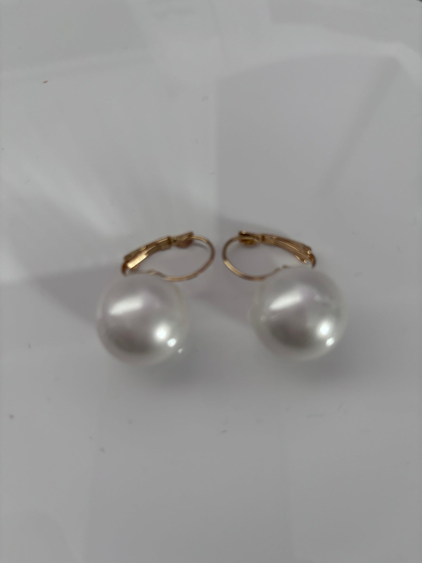 The classic one: Large Pearl Earrings in Gold