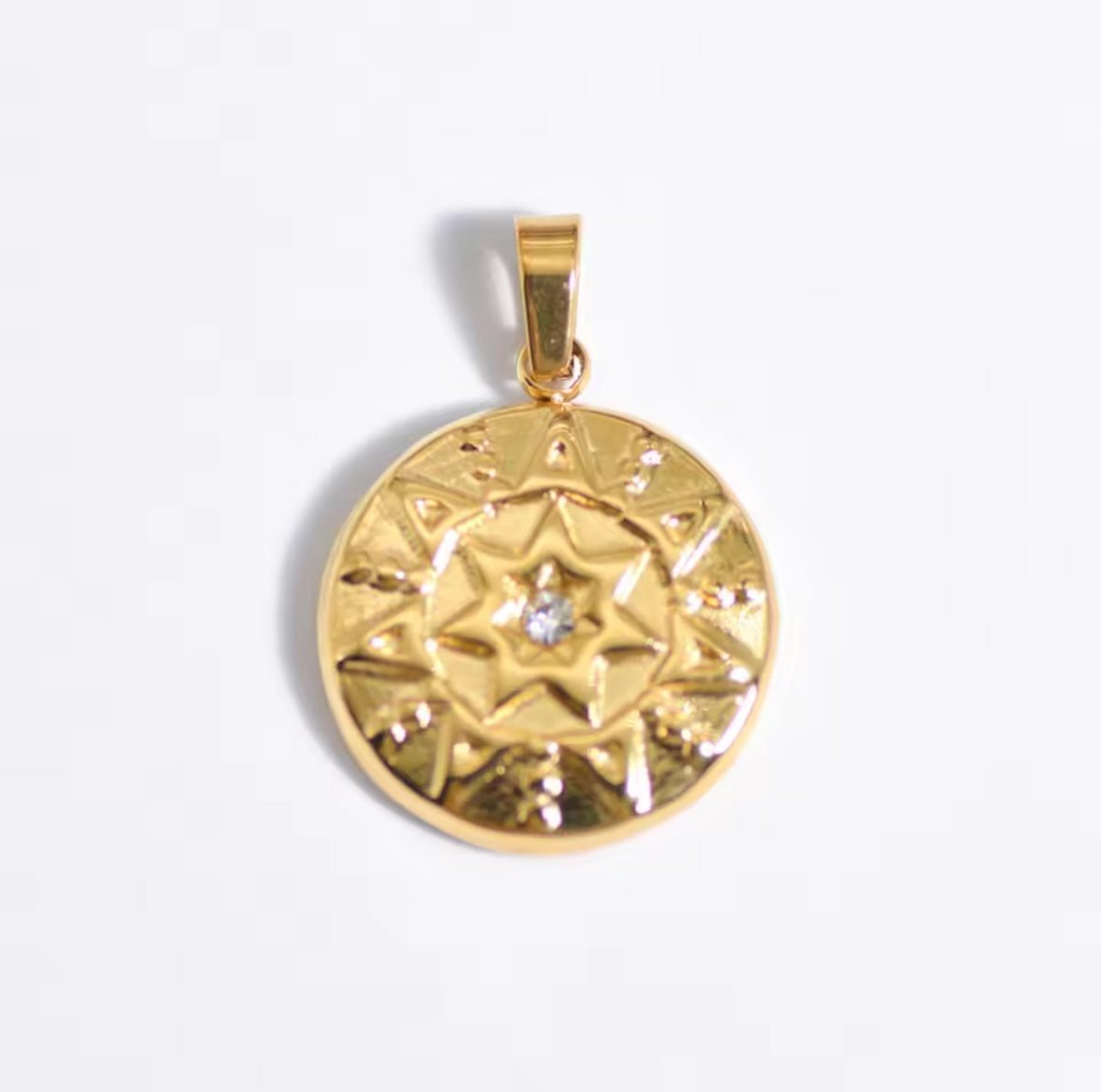 The Chic: 18k gold plated pendant with chain