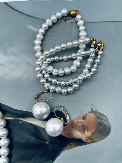 The classic one: Large Pearl Earrings in Gold