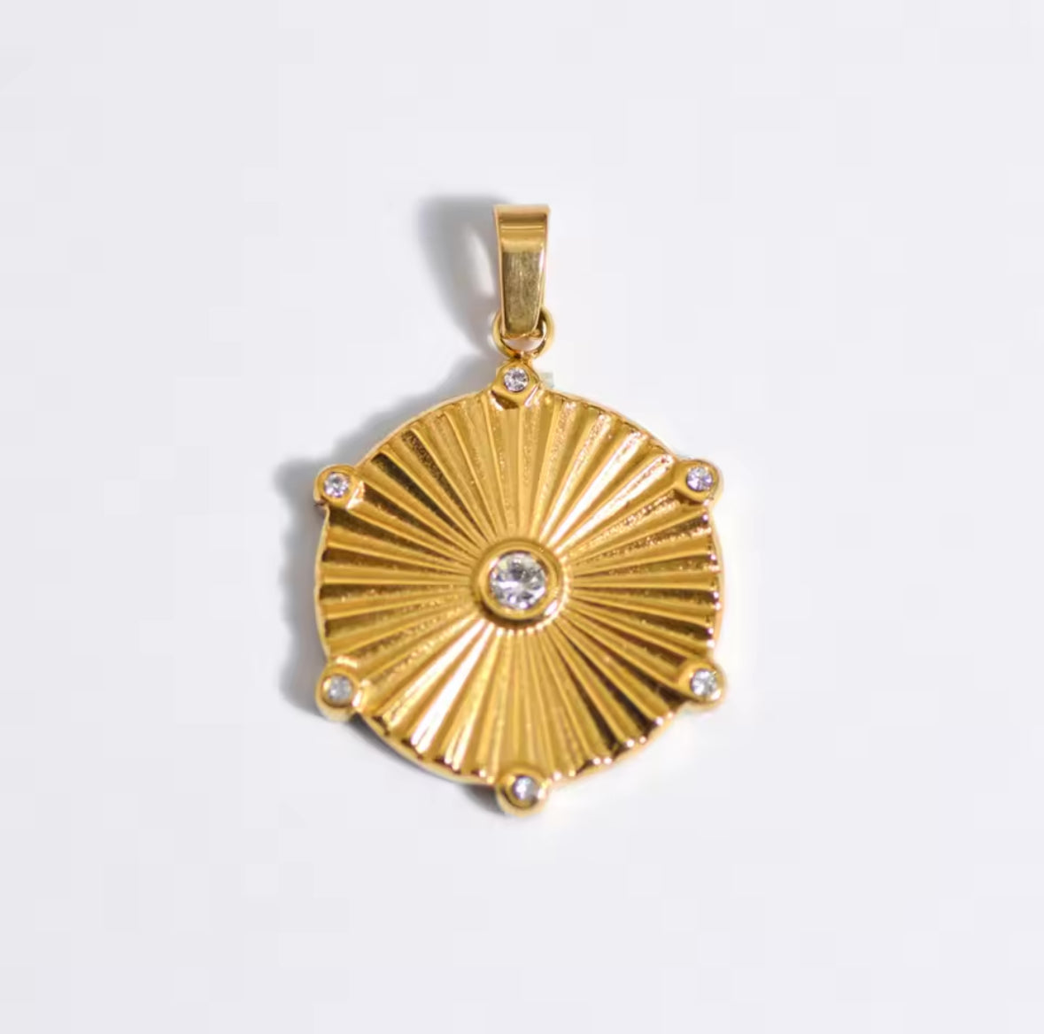 The Chic: 18k gold plated pendant with chain